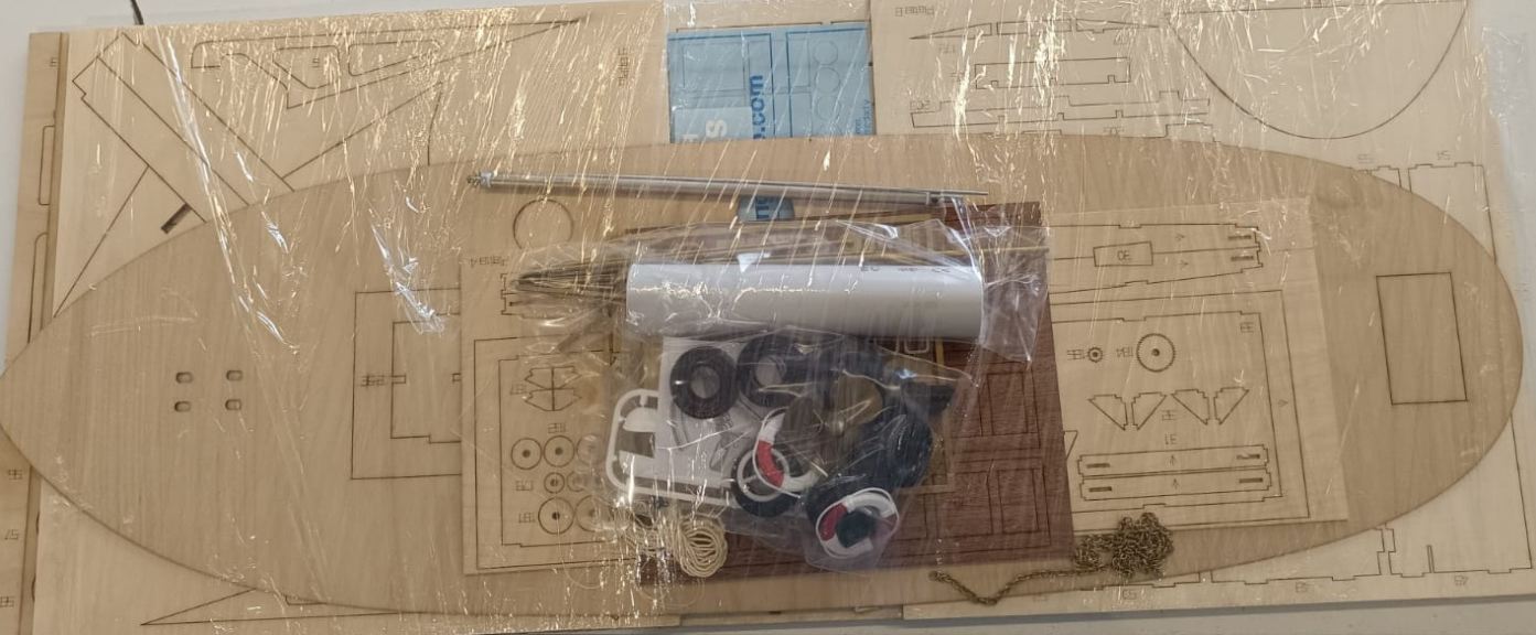 Rimorchiatore in kit scala 1/20 lungo 737mm in legno ed ABS