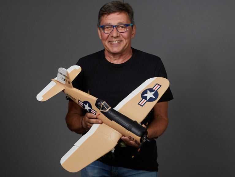 F4U Corsair Warbird giallo sabbia PNP 750mm