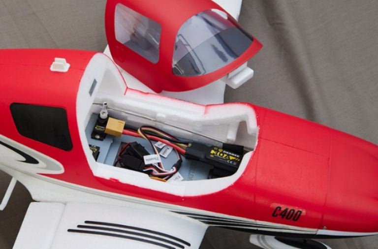 C400 rosso trainer ad ala bassa 1100mm PNP