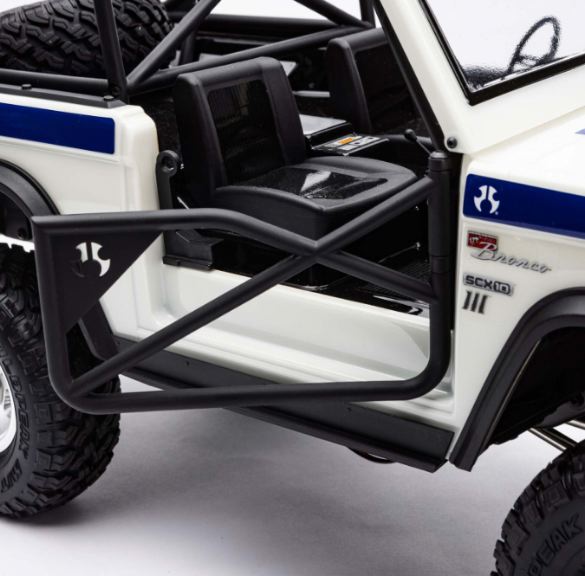 Ford Bronco bianco SCX10 III Early 1/10 montato con radio