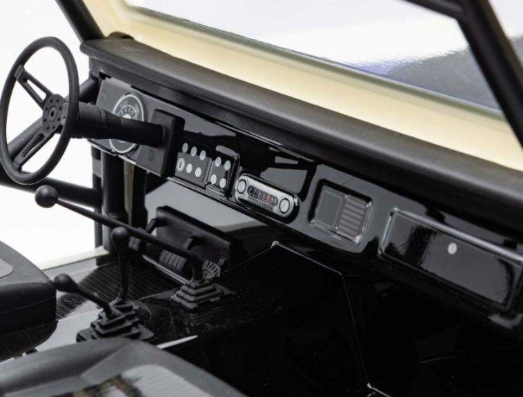 Ford Bronco bianco SCX10 III Early 1/10 montato con radio