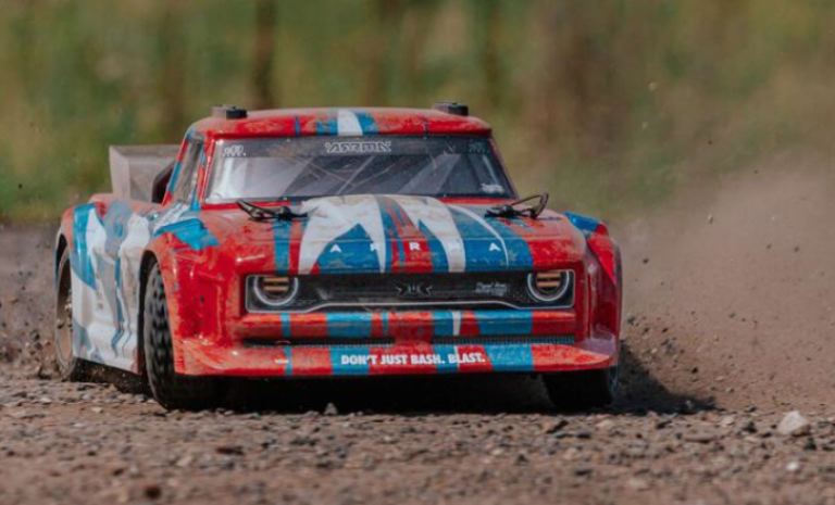 Infraction 4x4 Mega rossa e blu 1/8 Resto-Mod Truck a spazzole - HORARA4215V31 - immagine 3