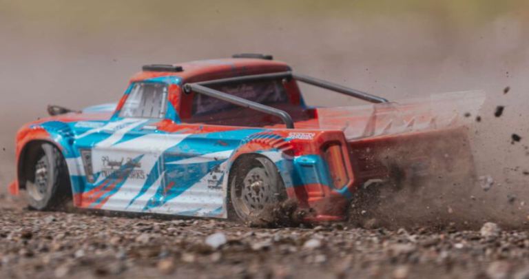 Infraction 4x4 Mega rossa e blu 1/8 Resto-Mod Truck a spazzole - HORARA4215V31 - immagine 4