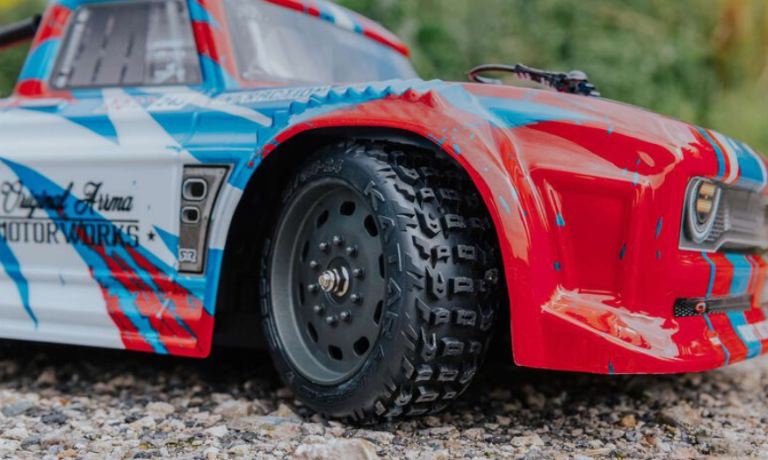 Infraction 4x4 Mega rossa e blu 1/8 Resto-Mod Truck a spazzole - HORARA4215V31 - immagine 7