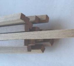 LISTELLI NOCE mm    4x4   50PZ - M80017